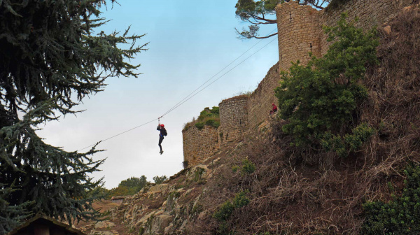 Des pompiers à l’exercice sur le rempart du château