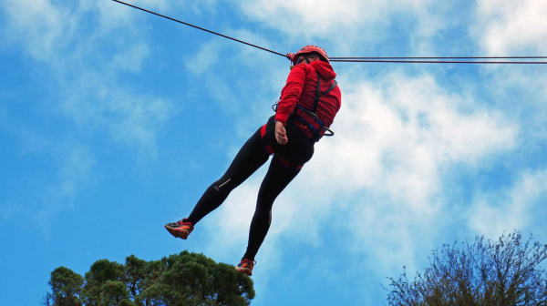 Des pompiers à l’exercice sur le rempart du château