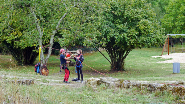 Des pompiers à l’exercice sur le rempart du château
