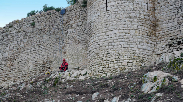 Des pompiers à l’exercice sur le rempart du château